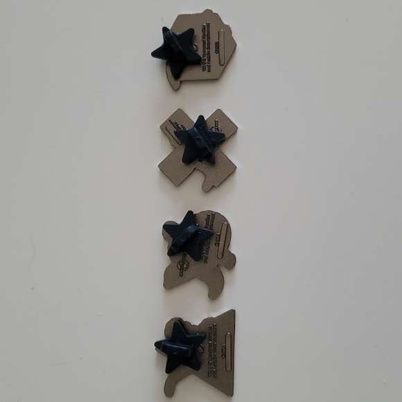 Universal Studios Jurassic World Raptor Pin Set - Picture 4 of 4